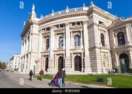 Vienna, Austria - 2 Novembre 2015: il Burgtheater, è l'austriaco il Teatro Nazionale di Vienna. La gente comune a piedi la strada Foto Stock