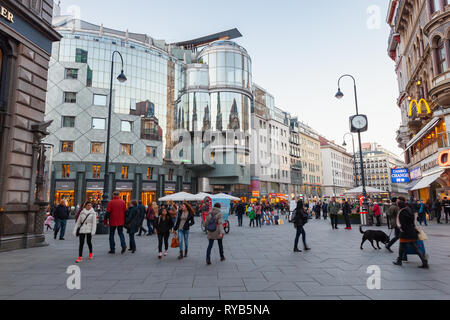 Vienna, Austria - 2 Novembre 2015: turisti e gente comune a piedi sulla Stephansplatz, è un quadrato al centro geografico di Vienna Foto Stock