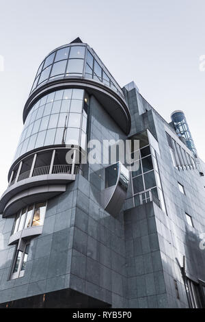 Vienna, Austria - 2 Novembre 2015: Haas House Exterior Edificio moderno di Vienna, Stephansplatz. Progettato dall'architetto austriaco Hans Hollein in Foto Stock