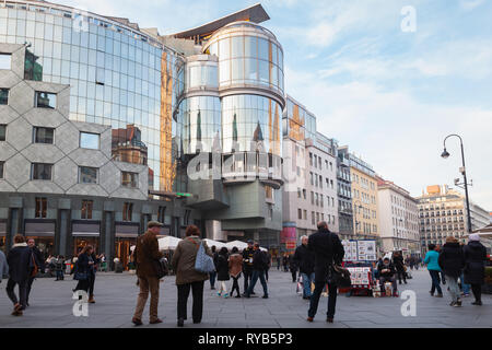 Vienna, Austria - 4 Novembre 2015: turisti e gente comune a piedi sulla Stephansplatz, è un quadrato al centro geografico di Vienna Foto Stock