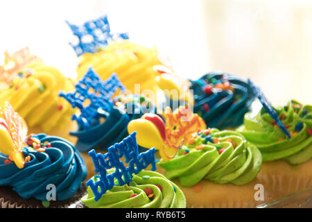 Buon compleanno tortine con decorazioni Foto Stock