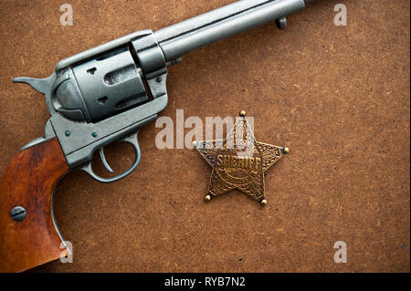 Colt.45 azione unica pistola e sheriff badge Foto Stock