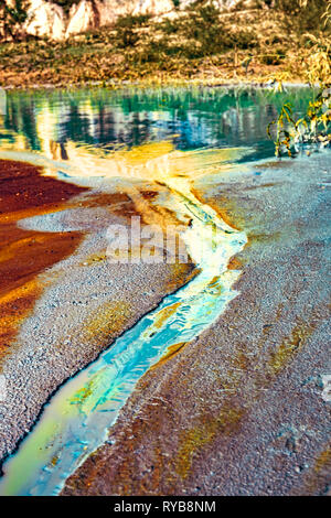 Tossico delle fuoriuscite di sostanze chimiche pericolose nel lago Foto Stock