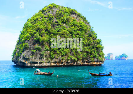 Loh Sama Bay sull'Isola di Phi Phi, Phuket, Thailandia, e questa foto si può vedere il thai tradizionali barche di legno Foto Stock