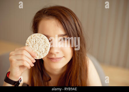 Athletic ragazza con croccante di torte di riso, cibo sano, uno stile di vita sano Foto Stock