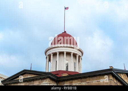 Vecchia gloria volare al di sopra della rotunda sul vecchio (originale) State Capitol Building a Springfield, Illinois. Foto Stock