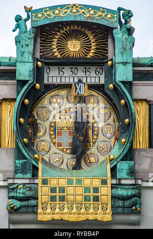 Ankeruhr (Anker clock) a Hohen Markt square, il famoso orologio Astronomico di Vienna in Austria costruita da Franz von Matsch. Foto Stock