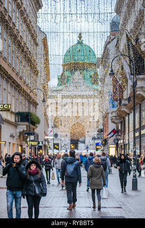 Sistemazione di Kohlmarkt con il Palazzo di Hofburg alla parte posteriore, nel centro di Vienna dopo il buio, Austria. Foto Stock