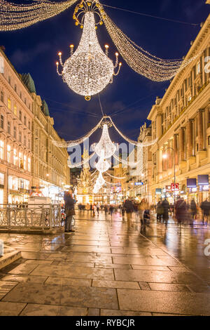 Graben a Natale, Vienna, collegando Stephanplatz con la sistemazione di Kohlmarkt, il Graben è uno dei piú grandi arterie di Vienna in Austria Foto Stock