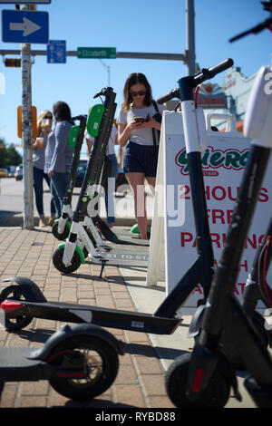 Elettrico e scooter a noleggio South Congress Avenue, Austin, Texas Foto Stock