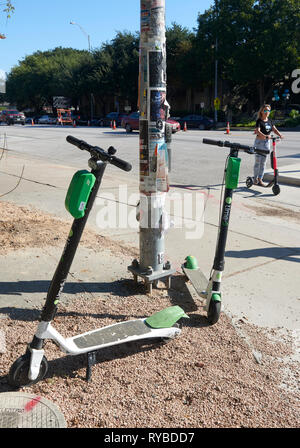 Equitazione donna un elettrico e scooter a noleggio, South Congress Avenue, Austin, Texas Foto Stock