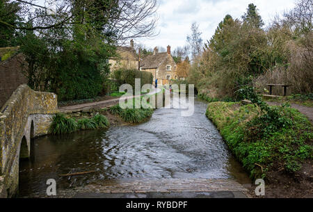 Ford in un fiume nel villaggio di Lacock, Wiltshire, Regno Unito Foto Stock