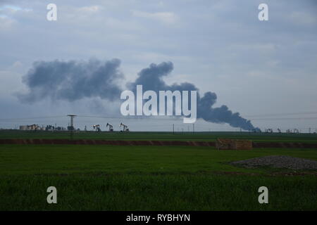 In raffineria il giacimento petrolifero nella Siria settentrionale (ROJAVA) Foto Stock