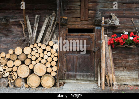 Una vecchia casa colonica in legno a Schiltwald vicino a Wengen, Oberland bernese, Svizzera Foto Stock