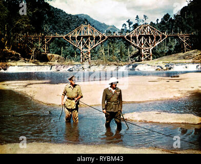 ALEC GUINNESS,SESSUE HAYAKAWA, il ponte sul fiume Kwai, 1957 Foto Stock