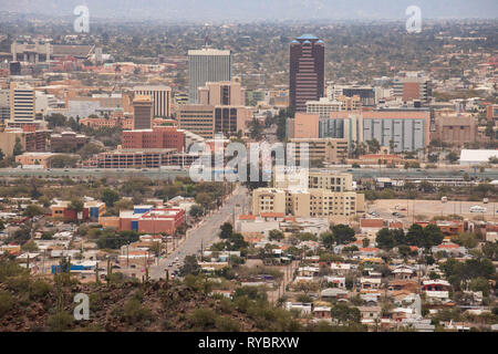 Tuscon, Arizona - 15 Febbraio 2018: vista aerea del quartiere finanziario del centro cittadino, il solo edifici alti nella tentacolare città deserta Foto Stock