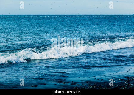 Onde sul Mar Nero Beach, Sochi Foto Stock