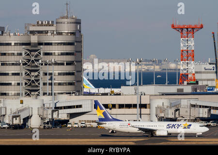 Un Boeing 737-86N. Con Skymark Airlines all'aeroporto internazionale Haneda di Tokyo, Giappone. Foto Stock