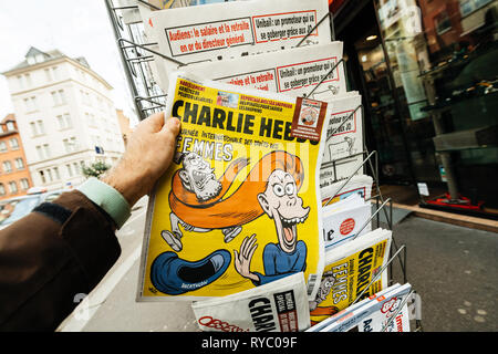 Parigi, Francia - Mar 12, 2019: Charlie Hebdo con coperchio dotato di caricatura dedicata alla Giornata Internazionale delle Donne Foto Stock
