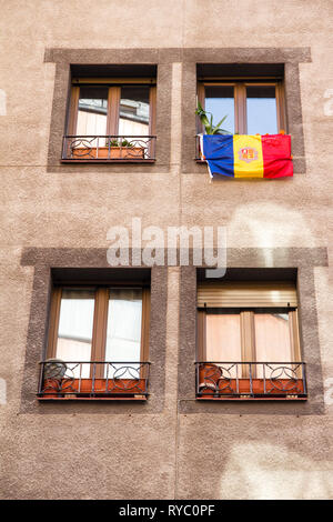 La Vella Andorra. Una bandiera di Andorra appendere fuori in una strada del centro città Foto Stock