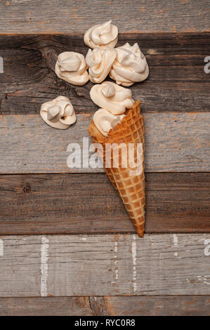 Meringa. Croccante meringa bianca nel cono gelato Foto Stock