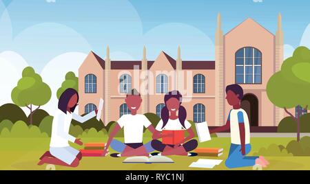 Gli studenti africani gruppo seduto sull'erba presso il campus cantiere nella parte anteriore delle moderne università nazionale esterno dell'edificio persone preparazione esame graduazione Illustrazione Vettoriale