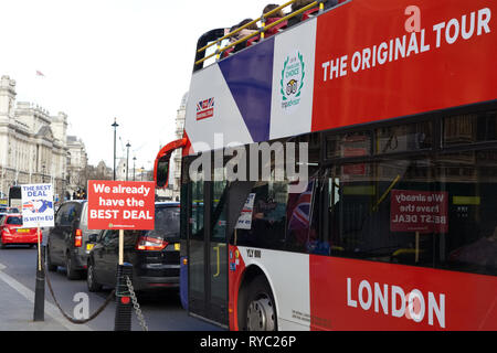 London tour bus passando il Brexit protestare fuori del Parlamento a Londra Foto Stock