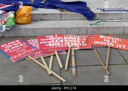 Protesta segni sul pavimento con bandiera Brexit Foto Stock