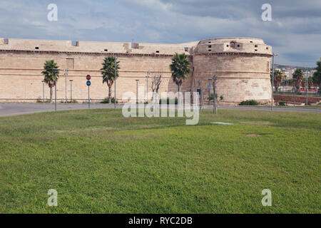 Parete e torre angolare di Michelangelo fort. Civitavecchia, Italia Foto Stock