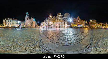 Visualizzazione panoramica a 360 gradi di WROCLAW, Polonia - settembre, 2018: Full seamless 360 gradi angolo di vista panorama notturno sulla piazza del mercato in luogo della vecchia città turistica in equirettangolare p