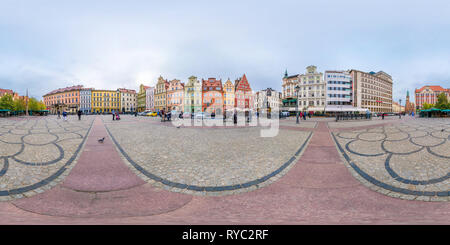 Visualizzazione panoramica a 360 gradi di WROCLAW, Polonia - settembre, 2018: Full seamless 360 gradi angolo di vista panorama sale sulla piazza del mercato in luogo della vecchia città turistica in equirettangolare pr