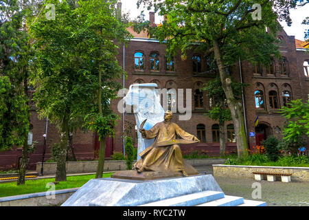 Lviv Statua di Mikhail Verbitsky tenendo una piuma in mano con Ucraina mappa di contorno a sfondo Foto Stock