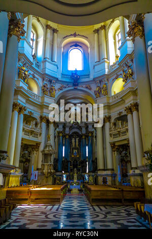 Lviv Cattedrale Dominicana Interno Altare vista con panche di seduta Foto Stock