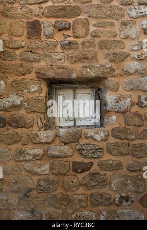 Piccolo winodw di una vecchia casa pneumatico Libano Medio Oriente Foto Stock