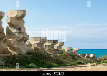 Interruttori d'onda i blocchi di calcestruzzo sulla spiaggia Beirut Libano Medio Oriente Foto Stock