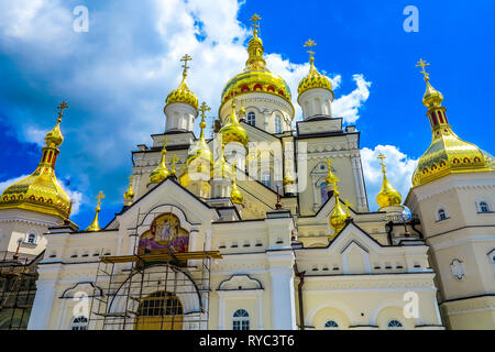 Pochaiv Lavra cristiano ortodosso Monastero Complesso Trasfigurazione Duomo angolo basso vista laterale della cupola dorata con croci Foto Stock