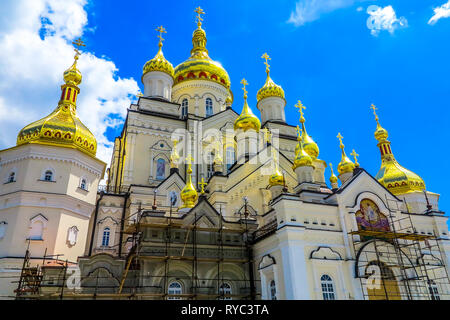 Pochaiv Lavra cristiano ortodosso Monastero Complesso Trasfigurazione Duomo angolo basso vista laterale della cupola dorata con croci Foto Stock