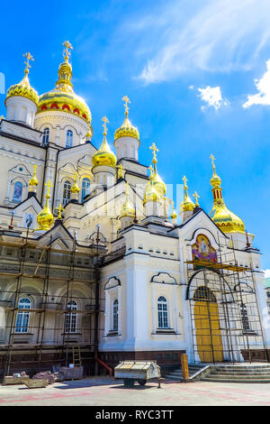 Pochaiv Lavra cristiano ortodosso Monastero Complesso Trasfigurazione Duomo angolo basso vista laterale della cupola dorata con croci Foto Stock