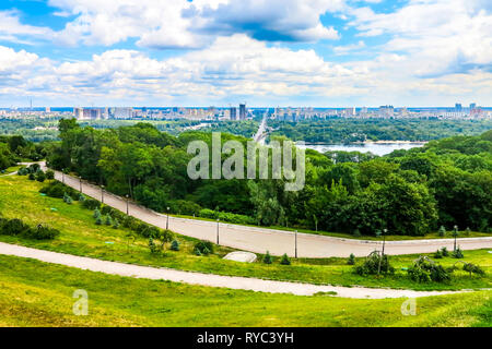 Kiev Park della gloria eterna con la vista del Ponte di Hidropark e sfondo con cielo nuvoloso Foto Stock