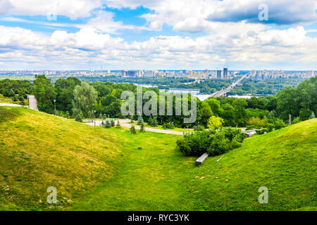 Kiev Park della gloria eterna con la vista del Ponte di Hidropark e sfondo con cielo nuvoloso Foto Stock