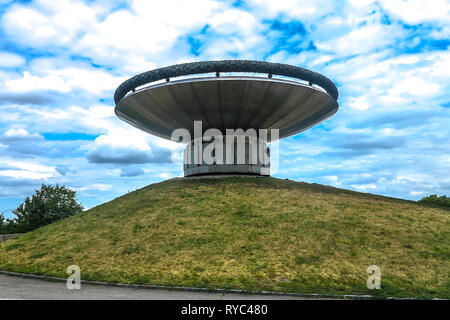 Kiev Navodnitsky Park Fiamma Eterna monumento sulla collina con sfondo con cielo nuvoloso Foto Stock