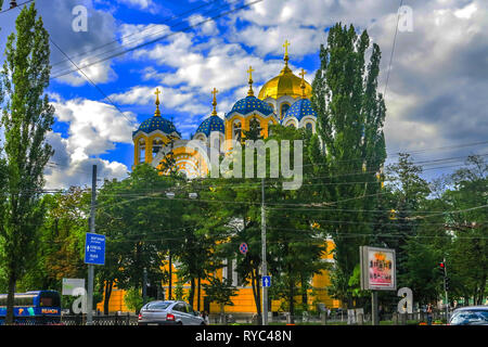 Kiev San Volodymyr il cristiano ortodosso cattedrale cupola dorata attraversa guarda dietro gli alberi Foto Stock