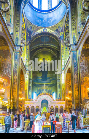 Kiev San Volodymyr il cristiano ortodosso Cattedrale Interno Altare iconostasi vista con la preghiera le persone Foto Stock