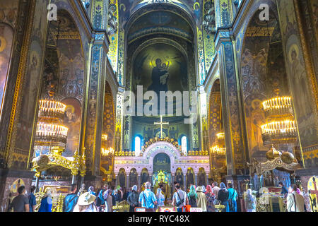 Kiev San Volodymyr il cristiano ortodosso Cattedrale Interno Altare iconostasi vista con la preghiera le persone Foto Stock