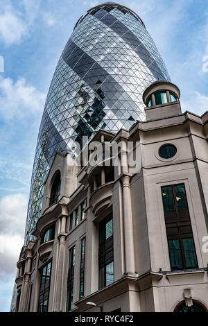 Il 'Gherkin' torreggia su Fitzwilliam House di St Mary Axe Foto Stock