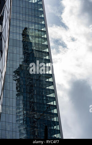 Il 'Cheesegrater' riflessa nel 'Scalpel' con 30 St Mary Axe ("Gherkin') edificio nel cuore del centro finanziario di Londra. Foto Stock