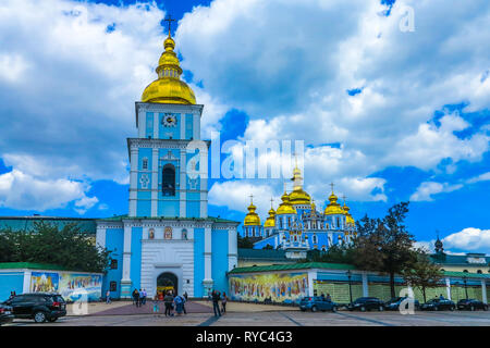 Kiev di San Michele a cupola dorata monastero Torre Campanaria cancello principale di ingresso Vista frontale Foto Stock