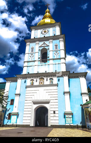 Kiev di San Michele a cupola dorata monastero Torre Campanaria cancello principale di ingresso Vista frontale Foto Stock