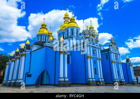 Kiev di San Michele a cupola dorata monastero chiesa Vista laterale Foto Stock