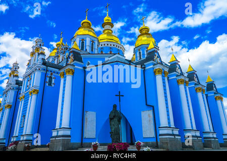 Kiev San Michele a cupola dorata chiesa monastero con il lato con la statua di un santo che tiene una croce Foto Stock